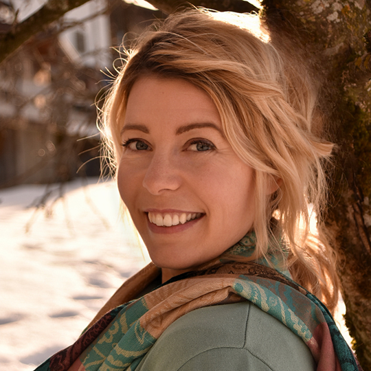 Porträt der Autorin Sabrina Kreisle im Winter vor einem Baum.